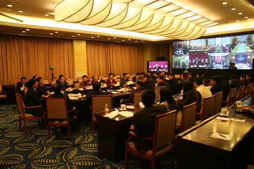 政协十一届五次会议正在北京召开，大会工作机构分布在多个驻地，会议的组织工作任务重、时间紧，大会秘书处技术保障组应用先进的信息技术，提高工作效率。图为大会秘书处利用华为公司提供  的视频会议系统，召开视频工作会议。