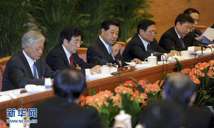 3月5日，中共中央政治局常委、全国政协主席贾庆林参加十一届全国人大五次会议北京代表团的审议。 新华社记者 张铎 摄