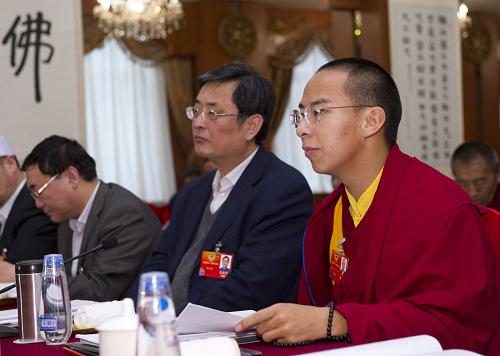 3月5日，出席全国政协十一届五次会议的宗教界委员举行小组会，讨论政府工作报告。这是全国政协委员十一世班禅额尔德尼·确吉杰布参加小组讨论。新华社记者 黄敬文 摄