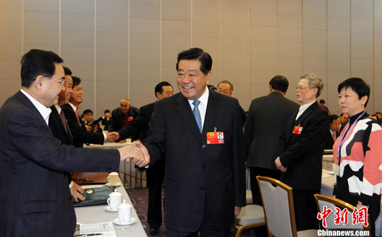 3月4日，中共中央政治局常委、全国政协主席贾庆林在北京铁道大厦参加全国政协对外友好界委员“小组讨论、共商国是”会议。中新社记者 杜洋 摄 
