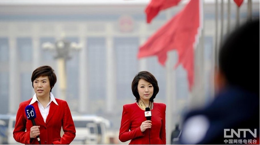 3月5日，第十一届全国人民代表大会第五次会议开幕，两名女记者不约而同穿红衣出镜。
