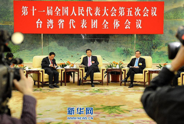 3月7日，中共中央政治局常委、全国政协主席贾庆林参加十一届全国人大五次会议台湾代表团的审议。 新华社记者 刘建生 摄