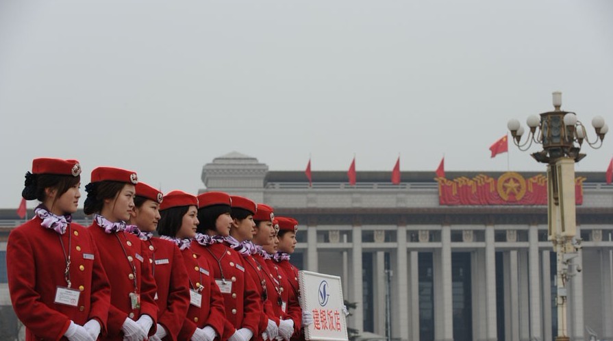 三月初，全国“两会”在北京举行，会场内外，随处可见忙碌的靓影。新华网 陈竞超摄