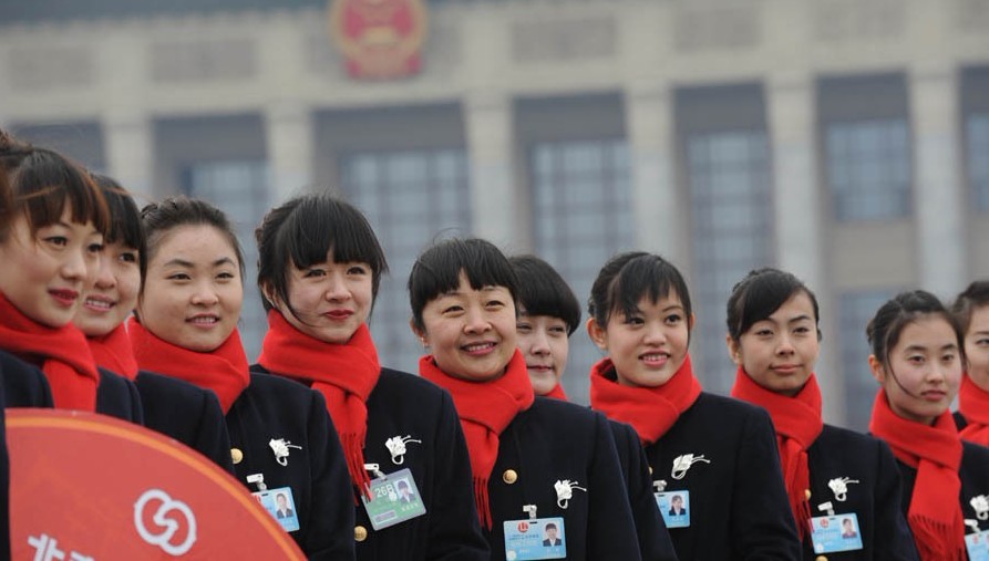 三月初，全国“两会”在北京举行，会场内外，随处可见忙碌的靓影。新华网 陈竞超摄