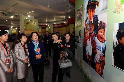 3月9日，来自重庆的全国人大代表参观展览。当日，出席两会的部分女代表、女委员在北京国家博物馆参观“中国妇女儿童十年发展成就展”。该展览以“优化妇女发展环境，促进儿童健康成长”为主题，将男女平等基本国策、儿童优先的原则贯穿始终，通过文字和翔实的数据、真实宝贵的图片、影视资料以及部分实物，从不同角度、不同层面，集中展现新世纪十年来中国妇女儿童事业的发展历程和成就。新华社记者 何俊昌 摄