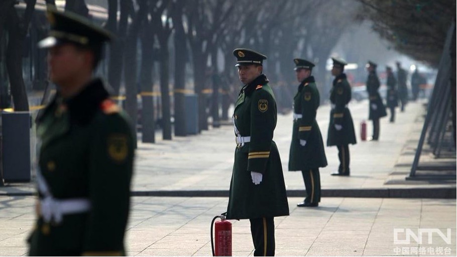 2012年3月9日，2012年全国两会在北京举行。武警执勤。
