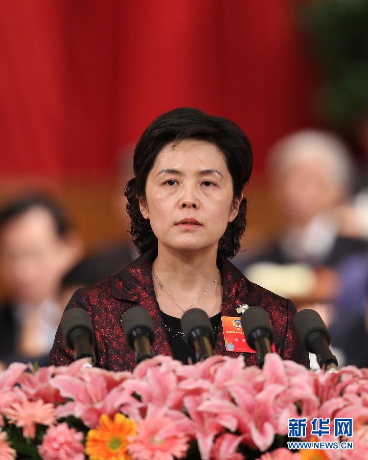 3月10日，全国政协十一届五次会议在北京人民大会堂举行第三次全体会议。这是谢茹委员代表无党派人士界作《整合政府和社会资源建立健全重大疾病保障机制》的发言。 新华社记者 丁林 摄