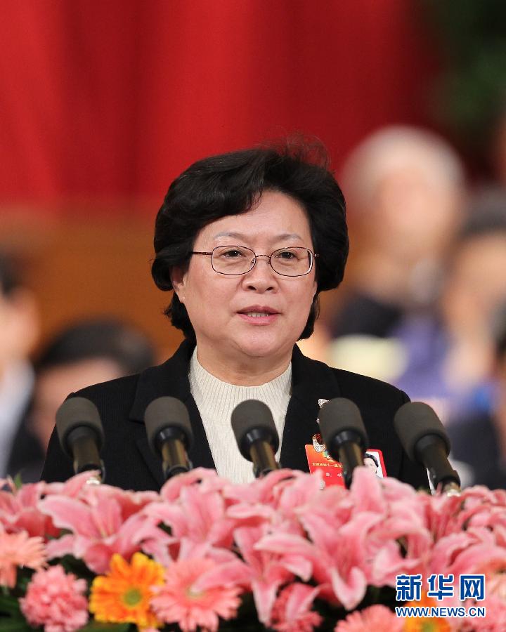 3月10日，全国政协十一届五次会议在北京人民大会堂举行第三次全体会议。这是甄砚委员代表全国妇联作《加快制定反家庭暴力法》的发言。新华社记者 丁林 摄