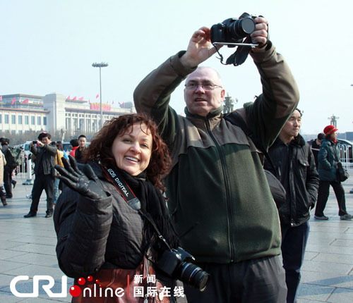 3月9日距离2012年全国两会结束还有5天，天安门广场在这短短11天的时间里成为了全中国乃至全世界的聚焦点，来自全球各地的外国游客也纷纷用自己的相机记录下了两会中的天安门广场。 （记者 马里）