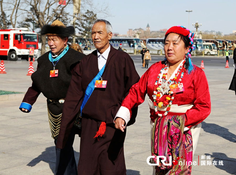 民族界别的委员们身着民族服饰走向大会堂 林路 摄