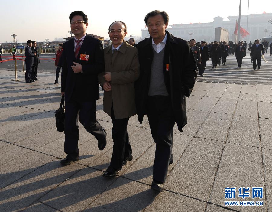 3月13日，中国人民政治协商会议第十一届全国委员会第五次会议在北京人民大会堂闭幕。这是委员步入人民大会堂。 新华社记者 燕雁 摄 