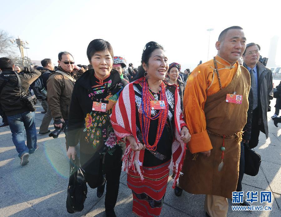 3月13日，中国人民政治协商会议第十一届全国委员会第五次会议在北京人民大会堂闭幕。这是委员抵达天安门广场。 新华社记者 杨宗友 摄