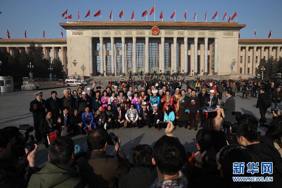 3月13日，中国人民政治协商会议第十一届全国委员会第五次会议在北京人民大会堂闭幕。这是委员们在人民大会堂前合影。 新华社记者 金立旺摄