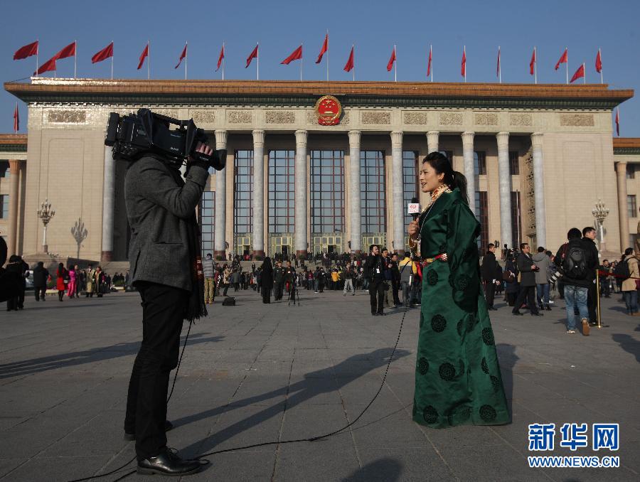 3月13日，中国人民政治协商会议第十一届全国委员会第五次会议在北京人民大会堂闭幕。 这是电视台记者在大会堂前采访。 新华社记者 金立旺摄