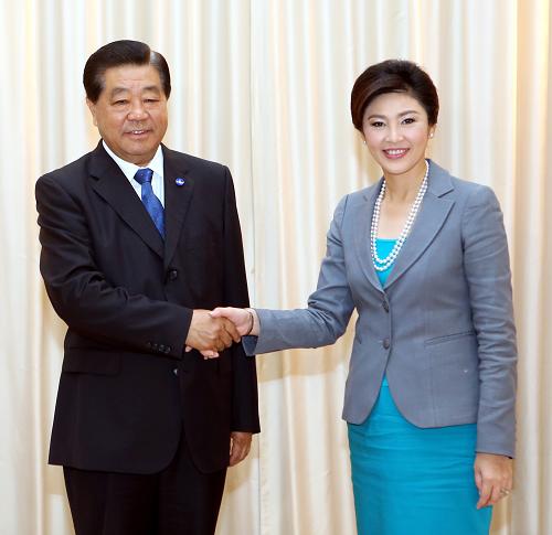 4月23日，全国政协主席贾庆林在曼谷会见泰国总理英拉。新华社记者 姚大伟 摄