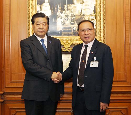 4月23日，全国政协主席贾庆林在曼谷会见泰国国会主席兼下议院议长颂萨。新华社记者 刘卫兵 摄