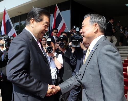 4月23日，全国政协主席贾庆林在曼谷会见泰国国会副主席兼上议院议长提拉德。新华社记者 姚大伟 摄