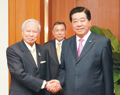 当地时间4月23日,全国政协主席贾庆林在曼谷会见泰国枢密院主席炳·廷素拉暖上将。 新华社记者 姚大伟摄