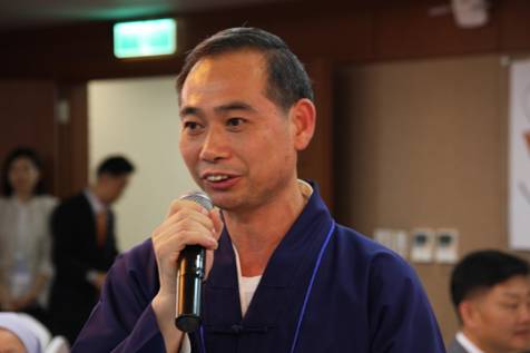 Ven. Zhang Jiyu was delivering a speech.