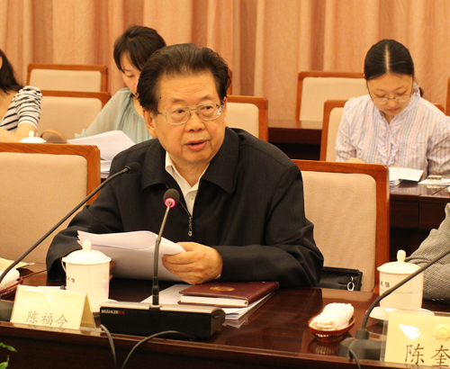 全国政协文史和学习委员会主任陈福今主持座谈会。 桂五九 摄