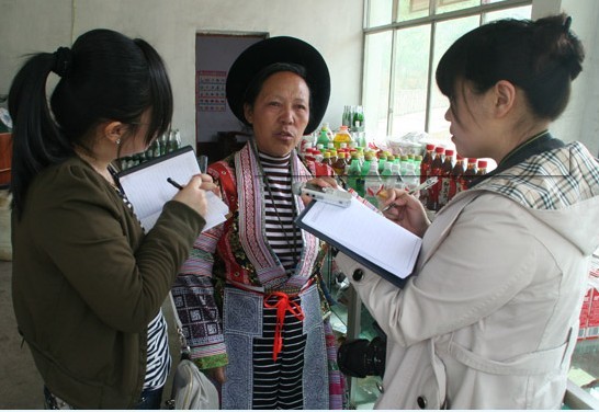 60岁的新仁乡化屋村村民杨梅向记者讲述在民建帮扶下自家生活的改变。说到激动处,她流下了眼泪。