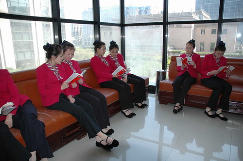 会议中心管理处团支部团员青年利用午间空闲读书。