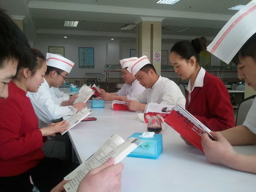 服务二处团支部在工作闲暇集中读书。