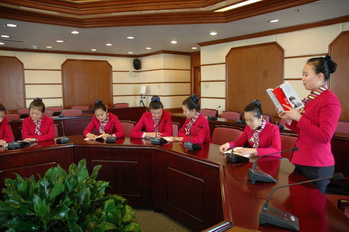 会议中心管理处团支部青年练习朗读雷锋日记。