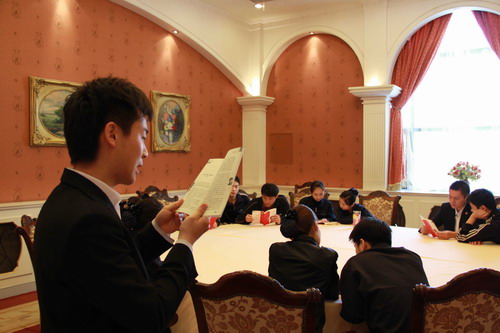 礼堂管理处团支部青年练习朗读雷锋日记。