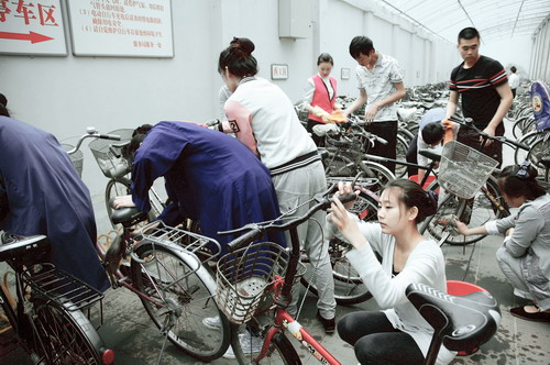志愿者在擦车。