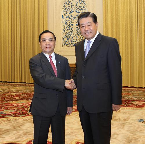 5月28日，全国政协主席贾庆林在北京人民大会堂会见来访的老挝总理通辛。新华社记者 刘卫兵 摄