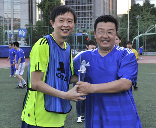 秘书局局长杨小波为龙腾队舒晓南颁发最佳射手奖杯