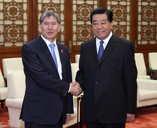 6月6日，全国政协主席贾庆林在北京人民大会堂会见吉尔吉斯斯坦总统阿坦巴耶夫。新华社记者 庞兴雷 摄