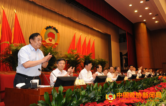 国家环境保护部副部长张力军应邀到会作了《我国生态环境保护现状与问题》的报告。 张海霞 摄