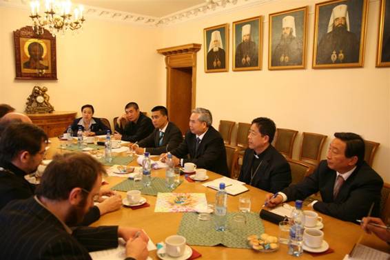 代表团与俄东正教大牧首署外联委座谈