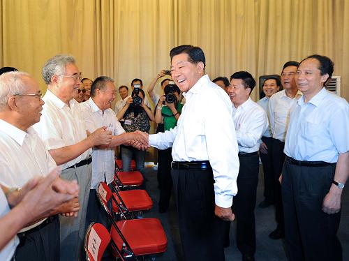 7月27日至30日，中共中央政治局常委、全国政协主席贾庆林在黑龙江调研。这是7月28日，贾庆林在大庆油田创业城，亲切看望曾经参加大庆油田会战的老职工。新华社记者 李涛 摄