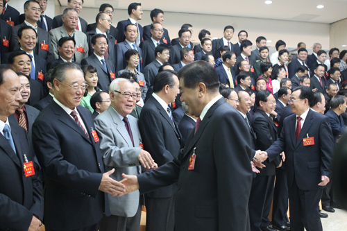 中共中央政治局常委、全国政协主席贾庆林会见出席会议的代表。 程炜 摄