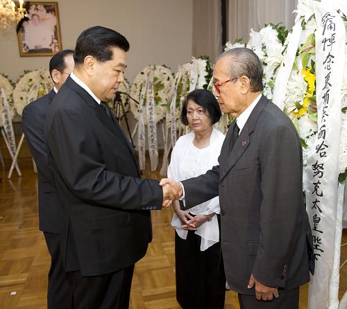 10月16日，全国政协主席贾庆林前往柬埔寨驻华使馆，沉痛吊唁柬埔寨太皇西哈努克逝世。新华社记者 黄敬文 摄