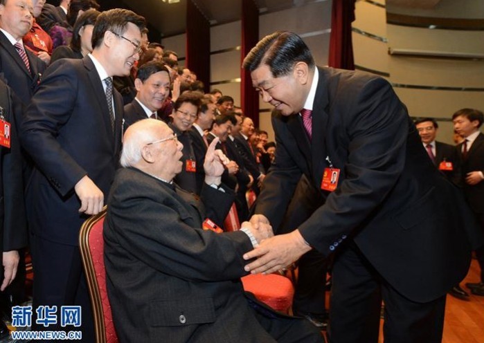 11月8日，贾庆林同志参加党的十八大北京代表团讨论。这是贾庆林与出席党的十八大最年长的代表焦若愚同志亲切握手。刘建生 摄 图片来源：新华网 