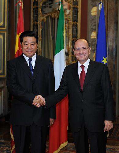 当地时间11月28日，全国政协主席贾庆林在罗马会见意大利参议长斯基法尼。新华社记者 刘建生 摄 