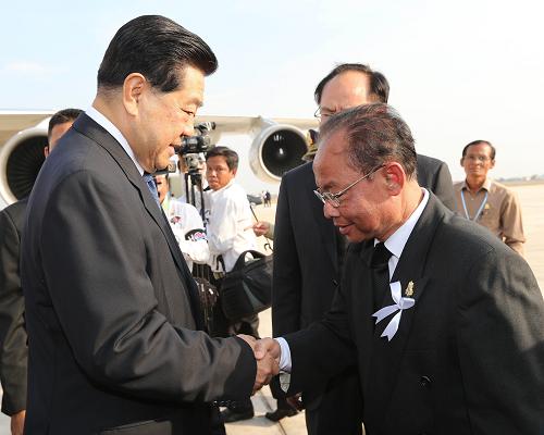     2月3日，全国政协主席贾庆林抵达柬埔寨首都金边，出席柬埔寨太皇西哈努克葬礼。新华社记者 姚大伟 摄