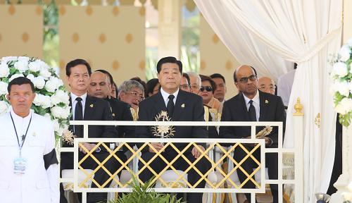     2月4日，中国全国政协主席贾庆林在柬埔寨首都金边出席柬埔寨太皇西哈努克葬礼。新华社记者姚大伟摄