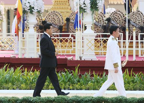     2月4日，中国全国政协主席贾庆林在柬埔寨首都金边出席柬埔寨太皇西哈努克葬礼。新华社记者姚大