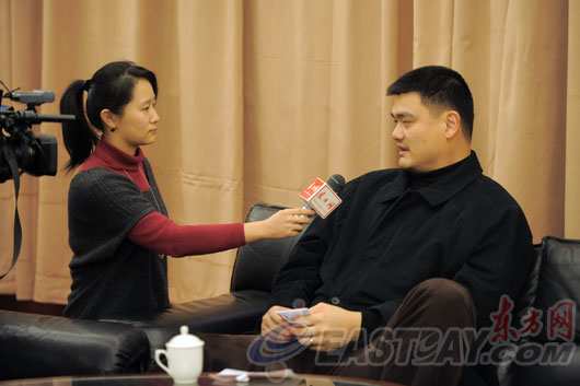 东方网记者采访姚明委员（右）。