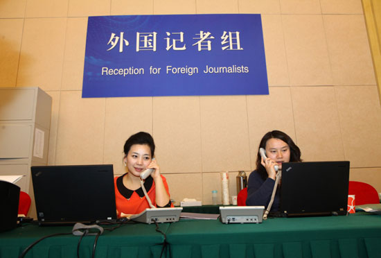2月26日，设于北京梅地亚中心的2013年全国两会新闻中心正式启用，中心工作人员开始接待和安排中外记者采访。图为新闻中心外国记者组的工作人员接听咨询电话，为外媒记者答疑解惑。（央视网记者 李春海、庞帅）