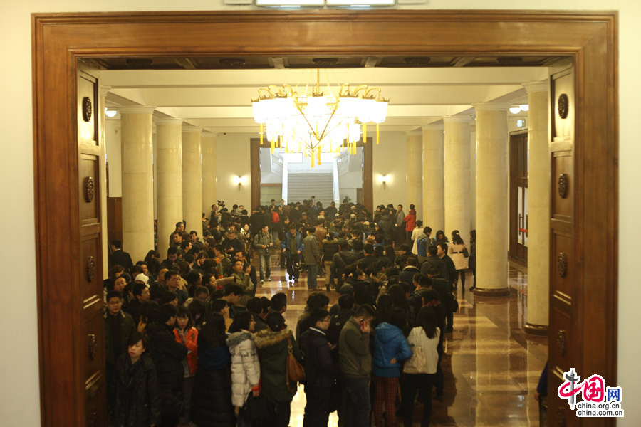 2013年2月28日，北京，参与全国政协十二届一次会议报道的内地记者在政协礼堂领取大会证件。中国网 陈维松 摄