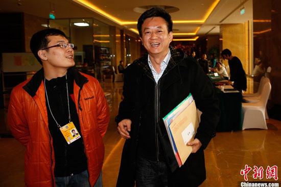 2月28日上午，全国政协委员朱军来到政协驻地签到，之后跑步离开，婉拒了记者的采访。刘关关 摄