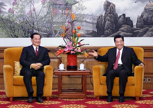2月26日，全国政协主席贾庆林在北京钓鱼台国宾馆会见中国国民党荣誉主席连战及台湾各界人士访问团全体成员。新华社记者 李涛 摄