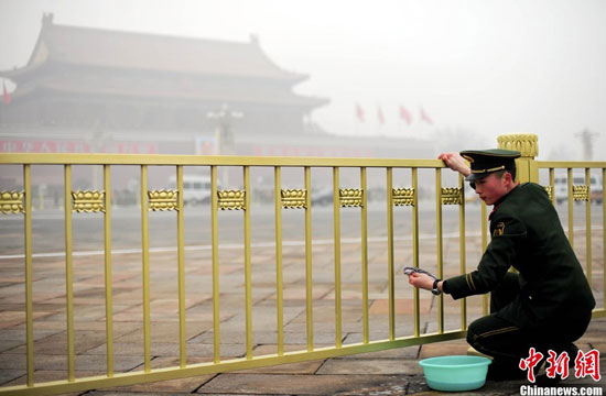 2月28日，北京武警正在擦洗天安门广场设施，迎接即将召开的全国两会。中新社发 陆欣 摄