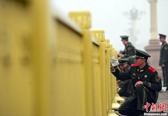 2月28日，北京武警正在擦洗天安门广场设施，迎接即将召开的全国两会。中新社发 陆欣 摄